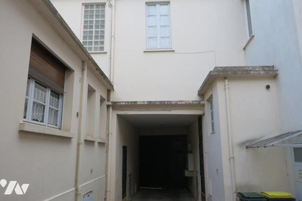Immeuble de rapport - 3 appartements (2 occupés + 1 libre) - Garage - Caves - Cour. 263 m² cadastré.