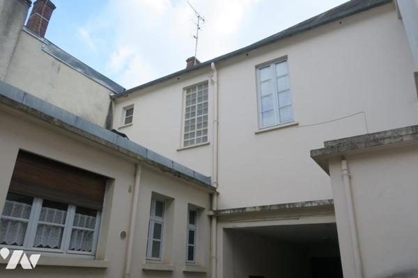Immeuble de rapport - 3 appartements (2 occupés + 1 libre) - Garage - Caves - Cour. 263 m² cadastré.