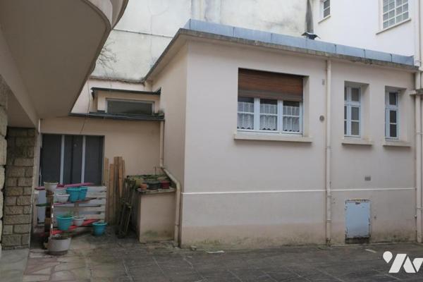 Immeuble de rapport - 3 appartements (2 occupés + 1 libre) - Garage - Caves - Cour. 263 m² cadastré.