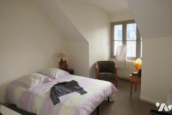 Immeuble de rapport - 3 appartements (2 occupés + 1 libre) - Garage - Caves - Cour. 263 m² cadastré.