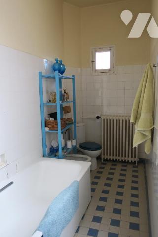 Immeuble de rapport - 3 appartements (2 occupés + 1 libre) - Garage - Caves - Cour. 263 m² cadastré.