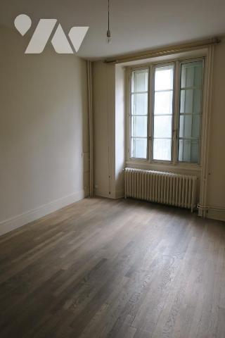 Immeuble de rapport - 3 appartements (2 occupés + 1 libre) - Garage - Caves - Cour. 263 m² cadastré.