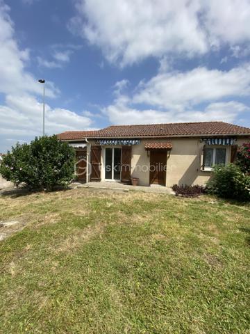 A 5min de Villecomtal et 10min de Vic en Bigorre :maison de plain pied des années 2000, d’une surface habitable d’environ 85m2, idéalement située, implantée dans un quartier très calme aux portes du centre ville.. 
Vous apprécierez son terrain d’environ 600m2 entièrement clôturé. 
Je vous propose ce bien composé de deux chambres, une salle d’eau, une cuisine aménagée ouverte donnant sur un salon séjour exposé plein sud . 
Petit plus: une  pièce supplémentaire aménagée après la construction initiale nécessitant de travaux de rénovation. 
Egalement un abris accolé à la maison d’habitation offrant un espace de rangement et stockage. 
Côté isolation : menuiseries en pvc double vitrage, volets bois, combles isolées via laine de bois, murs périphériques doublés. 
Production d’eau chaude via cumulus. 
Chauffage : convecteurs électriques et pompe à chaleur pour les pièces de vie
Système d’assainissement collectif 
Ce bien saura répondre à différents projets immobiliers !!!!

.