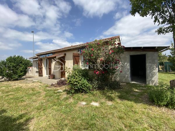 A 5min de Villecomtal et 10min de Vic en Bigorre :maison de plain pied des années 2000, d’une surface habitable d’environ 85m2, idéalement située, implantée dans un quartier très calme aux portes du centre ville.. 
Vous apprécierez son terrain d’environ 600m2 entièrement clôturé. 
Je vous propose ce bien composé de deux chambres, une salle d’eau, une cuisine aménagée ouverte donnant sur un salon séjour exposé plein sud . 
Petit plus: une  pièce supplémentaire aménagée après la construction initiale nécessitant de travaux de rénovation. 
Egalement un abris accolé à la maison d’habitation offrant un espace de rangement et stockage. 
Côté isolation : menuiseries en pvc double vitrage, volets bois, combles isolées via laine de bois, murs périphériques doublés. 
Production d’eau chaude via cumulus. 
Chauffage : convecteurs électriques et pompe à chaleur pour les pièces de vie
Système d’assainissement collectif 
Ce bien saura répondre à différents projets immobiliers !!!!

.