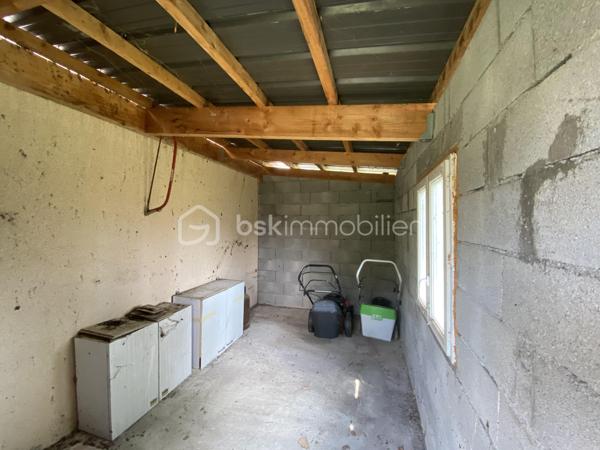 A 5min de Villecomtal et 10min de Vic en Bigorre :maison de plain pied des années 2000, d’une surface habitable d’environ 85m2, idéalement située, implantée dans un quartier très calme aux portes du centre ville.. 
Vous apprécierez son terrain d’environ 600m2 entièrement clôturé. 
Je vous propose ce bien composé de deux chambres, une salle d’eau, une cuisine aménagée ouverte donnant sur un salon séjour exposé plein sud . 
Petit plus: une  pièce supplémentaire aménagée après la construction initiale nécessitant de travaux de rénovation. 
Egalement un abris accolé à la maison d’habitation offrant un espace de rangement et stockage. 
Côté isolation : menuiseries en pvc double vitrage, volets bois, combles isolées via laine de bois, murs périphériques doublés. 
Production d’eau chaude via cumulus. 
Chauffage : convecteurs électriques et pompe à chaleur pour les pièces de vie
Système d’assainissement collectif 
Ce bien saura répondre à différents projets immobiliers !!!!

.