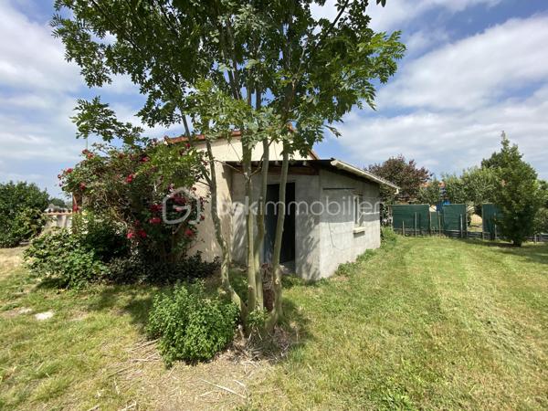 A 5min de Villecomtal et 10min de Vic en Bigorre :maison de plain pied des années 2000, d’une surface habitable d’environ 85m2, idéalement située, implantée dans un quartier très calme aux portes du centre ville.. 
Vous apprécierez son terrain d’environ 600m2 entièrement clôturé. 
Je vous propose ce bien composé de deux chambres, une salle d’eau, une cuisine aménagée ouverte donnant sur un salon séjour exposé plein sud . 
Petit plus: une  pièce supplémentaire aménagée après la construction initiale nécessitant de travaux de rénovation. 
Egalement un abris accolé à la maison d’habitation offrant un espace de rangement et stockage. 
Côté isolation : menuiseries en pvc double vitrage, volets bois, combles isolées via laine de bois, murs périphériques doublés. 
Production d’eau chaude via cumulus. 
Chauffage : convecteurs électriques et pompe à chaleur pour les pièces de vie
Système d’assainissement collectif 
Ce bien saura répondre à différents projets immobiliers !!!!

.
