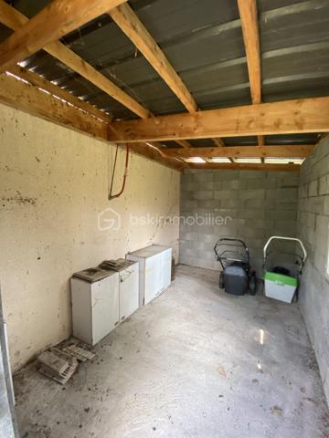 A 5min de Villecomtal et 10min de Vic en Bigorre :maison de plain pied des années 2000, d’une surface habitable d’environ 85m2, idéalement située, implantée dans un quartier très calme aux portes du centre ville.. 
Vous apprécierez son terrain d’environ 600m2 entièrement clôturé. 
Je vous propose ce bien composé de deux chambres, une salle d’eau, une cuisine aménagée ouverte donnant sur un salon séjour exposé plein sud . 
Petit plus: une  pièce supplémentaire aménagée après la construction initiale nécessitant de travaux de rénovation. 
Egalement un abris accolé à la maison d’habitation offrant un espace de rangement et stockage. 
Côté isolation : menuiseries en pvc double vitrage, volets bois, combles isolées via laine de bois, murs périphériques doublés. 
Production d’eau chaude via cumulus. 
Chauffage : convecteurs électriques et pompe à chaleur pour les pièces de vie
Système d’assainissement collectif 
Ce bien saura répondre à différents projets immobiliers !!!!

.