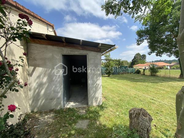 A 5min de Villecomtal et 10min de Vic en Bigorre :maison de plain pied des années 2000, d’une surface habitable d’environ 85m2, idéalement située, implantée dans un quartier très calme aux portes du centre ville.. 
Vous apprécierez son terrain d’environ 600m2 entièrement clôturé. 
Je vous propose ce bien composé de deux chambres, une salle d’eau, une cuisine aménagée ouverte donnant sur un salon séjour exposé plein sud . 
Petit plus: une  pièce supplémentaire aménagée après la construction initiale nécessitant de travaux de rénovation. 
Egalement un abris accolé à la maison d’habitation offrant un espace de rangement et stockage. 
Côté isolation : menuiseries en pvc double vitrage, volets bois, combles isolées via laine de bois, murs périphériques doublés. 
Production d’eau chaude via cumulus. 
Chauffage : convecteurs électriques et pompe à chaleur pour les pièces de vie
Système d’assainissement collectif 
Ce bien saura répondre à différents projets immobiliers !!!!

.