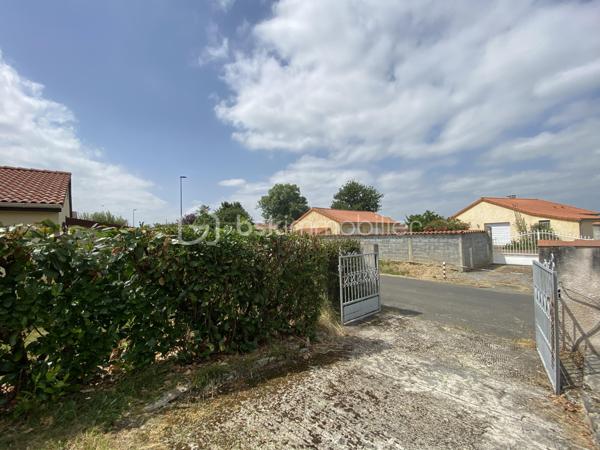 A 5min de Villecomtal et 10min de Vic en Bigorre :maison de plain pied des années 2000, d’une surface habitable d’environ 85m2, idéalement située, implantée dans un quartier très calme aux portes du centre ville.. 
Vous apprécierez son terrain d’environ 600m2 entièrement clôturé. 
Je vous propose ce bien composé de deux chambres, une salle d’eau, une cuisine aménagée ouverte donnant sur un salon séjour exposé plein sud . 
Petit plus: une  pièce supplémentaire aménagée après la construction initiale nécessitant de travaux de rénovation. 
Egalement un abris accolé à la maison d’habitation offrant un espace de rangement et stockage. 
Côté isolation : menuiseries en pvc double vitrage, volets bois, combles isolées via laine de bois, murs périphériques doublés. 
Production d’eau chaude via cumulus. 
Chauffage : convecteurs électriques et pompe à chaleur pour les pièces de vie
Système d’assainissement collectif 
Ce bien saura répondre à différents projets immobiliers !!!!

.