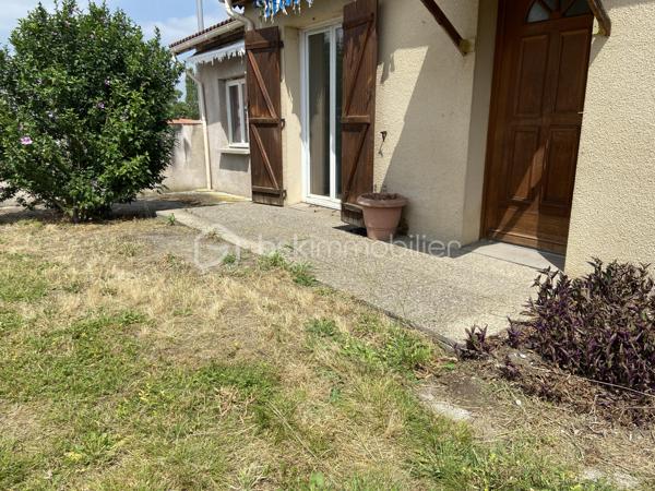 A 5min de Villecomtal et 10min de Vic en Bigorre :maison de plain pied des années 2000, d’une surface habitable d’environ 85m2, idéalement située, implantée dans un quartier très calme aux portes du centre ville.. 
Vous apprécierez son terrain d’environ 600m2 entièrement clôturé. 
Je vous propose ce bien composé de deux chambres, une salle d’eau, une cuisine aménagée ouverte donnant sur un salon séjour exposé plein sud . 
Petit plus: une  pièce supplémentaire aménagée après la construction initiale nécessitant de travaux de rénovation. 
Egalement un abris accolé à la maison d’habitation offrant un espace de rangement et stockage. 
Côté isolation : menuiseries en pvc double vitrage, volets bois, combles isolées via laine de bois, murs périphériques doublés. 
Production d’eau chaude via cumulus. 
Chauffage : convecteurs électriques et pompe à chaleur pour les pièces de vie
Système d’assainissement collectif 
Ce bien saura répondre à différents projets immobiliers !!!!

.