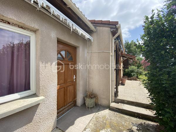 A 5min de Villecomtal et 10min de Vic en Bigorre :maison de plain pied des années 2000, d’une surface habitable d’environ 85m2, idéalement située, implantée dans un quartier très calme aux portes du centre ville.. 
Vous apprécierez son terrain d’environ 600m2 entièrement clôturé. 
Je vous propose ce bien composé de deux chambres, une salle d’eau, une cuisine aménagée ouverte donnant sur un salon séjour exposé plein sud . 
Petit plus: une  pièce supplémentaire aménagée après la construction initiale nécessitant de travaux de rénovation. 
Egalement un abris accolé à la maison d’habitation offrant un espace de rangement et stockage. 
Côté isolation : menuiseries en pvc double vitrage, volets bois, combles isolées via laine de bois, murs périphériques doublés. 
Production d’eau chaude via cumulus. 
Chauffage : convecteurs électriques et pompe à chaleur pour les pièces de vie
Système d’assainissement collectif 
Ce bien saura répondre à différents projets immobiliers !!!!

.