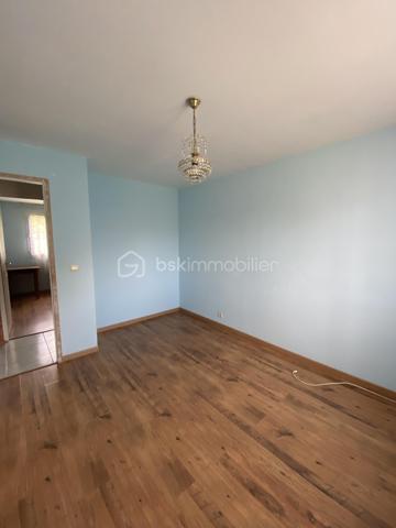 A 5min de Villecomtal et 10min de Vic en Bigorre :maison de plain pied des années 2000, d’une surface habitable d’environ 85m2, idéalement située, implantée dans un quartier très calme aux portes du centre ville.. 
Vous apprécierez son terrain d’environ 600m2 entièrement clôturé. 
Je vous propose ce bien composé de deux chambres, une salle d’eau, une cuisine aménagée ouverte donnant sur un salon séjour exposé plein sud . 
Petit plus: une  pièce supplémentaire aménagée après la construction initiale nécessitant de travaux de rénovation. 
Egalement un abris accolé à la maison d’habitation offrant un espace de rangement et stockage. 
Côté isolation : menuiseries en pvc double vitrage, volets bois, combles isolées via laine de bois, murs périphériques doublés. 
Production d’eau chaude via cumulus. 
Chauffage : convecteurs électriques et pompe à chaleur pour les pièces de vie
Système d’assainissement collectif 
Ce bien saura répondre à différents projets immobiliers !!!!

.