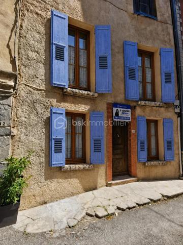 En exclusivité, découvrez cette maison de village d’environ 150m² habitables, bénéficiant d’un accès véhicule et d’une vue exceptionnelle sur la vallée.
Édifiée sur plusieurs niveaux, elle se compose de trois appartements distincts, offrant de nombreuses possibilités : investissement locatif, résidence principale avec revenus complémentaires ou projet familial. Vous découvrirez :
Au rez-de-chaussée : un appartement comprenant une cuisine, une chambre, une salle d’eau et un WC séparé.
Au premier étage : un vaste logement avec une grande pièce de vie lumineuse comprenant salon, séjour et cuisine, ainsi que deux chambres, une salle d’eau et un WC séparé.
Deuxième étage : un appartement composé d’un salon/séjour, d’une cuisine, de deux chambres, d’un bureau, d’une salle de bain, ainsi que d’une véranda avec coin cuisine ouvrant sur une terrasse offrant une vue imprenable sur la vallée de THOARD.
De nombreuses annexes complètent ce bien : local vélo, ateliers, buanderie et cave.
Le bien est équipé de double vitrage déjà installé.
Une opportunité rare, offrant un fort potentiel et plusieurs configurations possibles selon votre projet.
 Revenus locatifs estimés : environ 1 520 € par mois, selon l’exploitation envisagée.