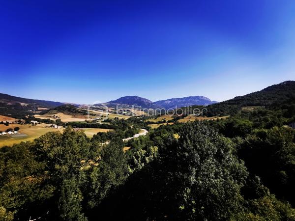 En exclusivité, découvrez cette maison de village d’environ 150m² habitables, bénéficiant d’un accès véhicule et d’une vue exceptionnelle sur la vallée.
Édifiée sur plusieurs niveaux, elle se compose de trois appartements distincts, offrant de nombreuses possibilités : investissement locatif, résidence principale avec revenus complémentaires ou projet familial. Vous découvrirez :
Au rez-de-chaussée : un appartement comprenant une cuisine, une chambre, une salle d’eau et un WC séparé.
Au premier étage : un vaste logement avec une grande pièce de vie lumineuse comprenant salon, séjour et cuisine, ainsi que deux chambres, une salle d’eau et un WC séparé.
Deuxième étage : un appartement composé d’un salon/séjour, d’une cuisine, de deux chambres, d’un bureau, d’une salle de bain, ainsi que d’une véranda avec coin cuisine ouvrant sur une terrasse offrant une vue imprenable sur la vallée de THOARD.
De nombreuses annexes complètent ce bien : local vélo, ateliers, buanderie et cave.
Le bien est équipé de double vitrage déjà installé.
Une opportunité rare, offrant un fort potentiel et plusieurs configurations possibles selon votre projet.
 Revenus locatifs estimés : environ 1 520 € par mois, selon l’exploitation envisagée.