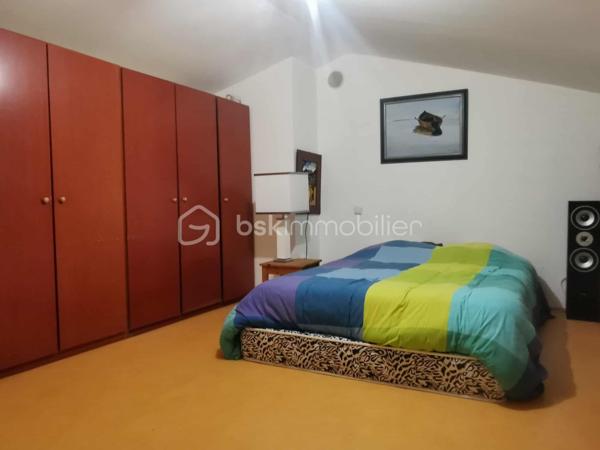 En exclusivité, découvrez cette maison de village d’environ 150m² habitables, bénéficiant d’un accès véhicule et d’une vue exceptionnelle sur la vallée.
Édifiée sur plusieurs niveaux, elle se compose de trois appartements distincts, offrant de nombreuses possibilités : investissement locatif, résidence principale avec revenus complémentaires ou projet familial. Vous découvrirez :
Au rez-de-chaussée : un appartement comprenant une cuisine, une chambre, une salle d’eau et un WC séparé.
Au premier étage : un vaste logement avec une grande pièce de vie lumineuse comprenant salon, séjour et cuisine, ainsi que deux chambres, une salle d’eau et un WC séparé.
Deuxième étage : un appartement composé d’un salon/séjour, d’une cuisine, de deux chambres, d’un bureau, d’une salle de bain, ainsi que d’une véranda avec coin cuisine ouvrant sur une terrasse offrant une vue imprenable sur la vallée de THOARD.
De nombreuses annexes complètent ce bien : local vélo, ateliers, buanderie et cave.
Le bien est équipé de double vitrage déjà installé.
Une opportunité rare, offrant un fort potentiel et plusieurs configurations possibles selon votre projet.
 Revenus locatifs estimés : environ 1 520 € par mois, selon l’exploitation envisagée.