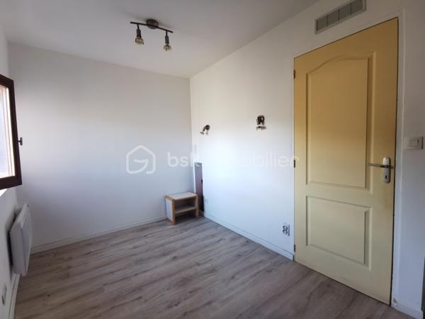 En exclusivité, découvrez cette maison de village d’environ 150m² habitables, bénéficiant d’un accès véhicule et d’une vue exceptionnelle sur la vallée.
Édifiée sur plusieurs niveaux, elle se compose de trois appartements distincts, offrant de nombreuses possibilités : investissement locatif, résidence principale avec revenus complémentaires ou projet familial. Vous découvrirez :
Au rez-de-chaussée : un appartement comprenant une cuisine, une chambre, une salle d’eau et un WC séparé.
Au premier étage : un vaste logement avec une grande pièce de vie lumineuse comprenant salon, séjour et cuisine, ainsi que deux chambres, une salle d’eau et un WC séparé.
Deuxième étage : un appartement composé d’un salon/séjour, d’une cuisine, de deux chambres, d’un bureau, d’une salle de bain, ainsi que d’une véranda avec coin cuisine ouvrant sur une terrasse offrant une vue imprenable sur la vallée de THOARD.
De nombreuses annexes complètent ce bien : local vélo, ateliers, buanderie et cave.
Le bien est équipé de double vitrage déjà installé.
Une opportunité rare, offrant un fort potentiel et plusieurs configurations possibles selon votre projet.
 Revenus locatifs estimés : environ 1 520 € par mois, selon l’exploitation envisagée.
