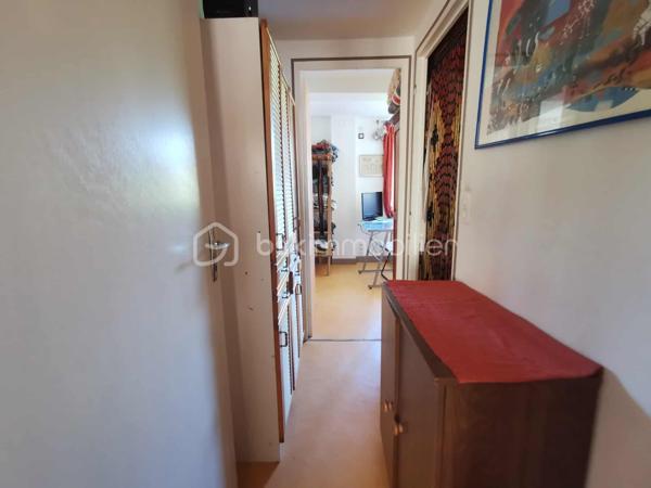 En exclusivité, découvrez cette maison de village d’environ 150m² habitables, bénéficiant d’un accès véhicule et d’une vue exceptionnelle sur la vallée.
Édifiée sur plusieurs niveaux, elle se compose de trois appartements distincts, offrant de nombreuses possibilités : investissement locatif, résidence principale avec revenus complémentaires ou projet familial. Vous découvrirez :
Au rez-de-chaussée : un appartement comprenant une cuisine, une chambre, une salle d’eau et un WC séparé.
Au premier étage : un vaste logement avec une grande pièce de vie lumineuse comprenant salon, séjour et cuisine, ainsi que deux chambres, une salle d’eau et un WC séparé.
Deuxième étage : un appartement composé d’un salon/séjour, d’une cuisine, de deux chambres, d’un bureau, d’une salle de bain, ainsi que d’une véranda avec coin cuisine ouvrant sur une terrasse offrant une vue imprenable sur la vallée de THOARD.
De nombreuses annexes complètent ce bien : local vélo, ateliers, buanderie et cave.
Le bien est équipé de double vitrage déjà installé.
Une opportunité rare, offrant un fort potentiel et plusieurs configurations possibles selon votre projet.
 Revenus locatifs estimés : environ 1 520 € par mois, selon l’exploitation envisagée.