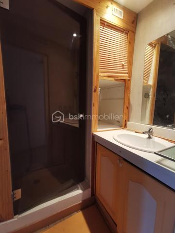 En exclusivité, découvrez cette maison de village d’environ 150m² habitables, bénéficiant d’un accès véhicule et d’une vue exceptionnelle sur la vallée.
Édifiée sur plusieurs niveaux, elle se compose de trois appartements distincts, offrant de nombreuses possibilités : investissement locatif, résidence principale avec revenus complémentaires ou projet familial. Vous découvrirez :
Au rez-de-chaussée : un appartement comprenant une cuisine, une chambre, une salle d’eau et un WC séparé.
Au premier étage : un vaste logement avec une grande pièce de vie lumineuse comprenant salon, séjour et cuisine, ainsi que deux chambres, une salle d’eau et un WC séparé.
Deuxième étage : un appartement composé d’un salon/séjour, d’une cuisine, de deux chambres, d’un bureau, d’une salle de bain, ainsi que d’une véranda avec coin cuisine ouvrant sur une terrasse offrant une vue imprenable sur la vallée de THOARD.
De nombreuses annexes complètent ce bien : local vélo, ateliers, buanderie et cave.
Le bien est équipé de double vitrage déjà installé.
Une opportunité rare, offrant un fort potentiel et plusieurs configurations possibles selon votre projet.
 Revenus locatifs estimés : environ 1 520 € par mois, selon l’exploitation envisagée.