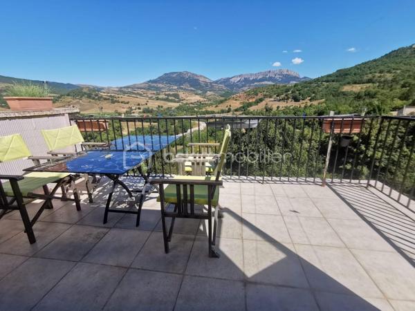 En exclusivité, découvrez cette maison de village d’environ 150m² habitables, bénéficiant d’un accès véhicule et d’une vue exceptionnelle sur la vallée.
Édifiée sur plusieurs niveaux, elle se compose de trois appartements distincts, offrant de nombreuses possibilités : investissement locatif, résidence principale avec revenus complémentaires ou projet familial. Vous découvrirez :
Au rez-de-chaussée : un appartement comprenant une cuisine, une chambre, une salle d’eau et un WC séparé.
Au premier étage : un vaste logement avec une grande pièce de vie lumineuse comprenant salon, séjour et cuisine, ainsi que deux chambres, une salle d’eau et un WC séparé.
Deuxième étage : un appartement composé d’un salon/séjour, d’une cuisine, de deux chambres, d’un bureau, d’une salle de bain, ainsi que d’une véranda avec coin cuisine ouvrant sur une terrasse offrant une vue imprenable sur la vallée de THOARD.
De nombreuses annexes complètent ce bien : local vélo, ateliers, buanderie et cave.
Le bien est équipé de double vitrage déjà installé.
Une opportunité rare, offrant un fort potentiel et plusieurs configurations possibles selon votre projet.
 Revenus locatifs estimés : environ 1 520 € par mois, selon l’exploitation envisagée.