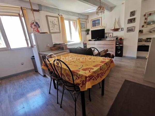 En exclusivité, découvrez cette maison de village d’environ 150m² habitables, bénéficiant d’un accès véhicule et d’une vue exceptionnelle sur la vallée.
Édifiée sur plusieurs niveaux, elle se compose de trois appartements distincts, offrant de nombreuses possibilités : investissement locatif, résidence principale avec revenus complémentaires ou projet familial. Vous découvrirez :
Au rez-de-chaussée : un appartement comprenant une cuisine, une chambre, une salle d’eau et un WC séparé.
Au premier étage : un vaste logement avec une grande pièce de vie lumineuse comprenant salon, séjour et cuisine, ainsi que deux chambres, une salle d’eau et un WC séparé.
Deuxième étage : un appartement composé d’un salon/séjour, d’une cuisine, de deux chambres, d’un bureau, d’une salle de bain, ainsi que d’une véranda avec coin cuisine ouvrant sur une terrasse offrant une vue imprenable sur la vallée de THOARD.
De nombreuses annexes complètent ce bien : local vélo, ateliers, buanderie et cave.
Le bien est équipé de double vitrage déjà installé.
Une opportunité rare, offrant un fort potentiel et plusieurs configurations possibles selon votre projet.
 Revenus locatifs estimés : environ 1 520 € par mois, selon l’exploitation envisagée.