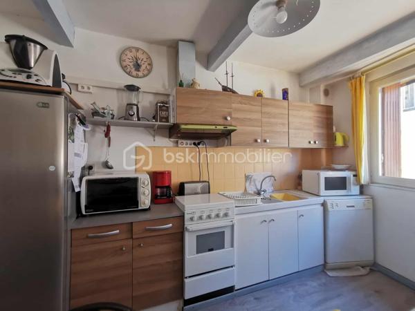 En exclusivité, découvrez cette maison de village d’environ 150m² habitables, bénéficiant d’un accès véhicule et d’une vue exceptionnelle sur la vallée.
Édifiée sur plusieurs niveaux, elle se compose de trois appartements distincts, offrant de nombreuses possibilités : investissement locatif, résidence principale avec revenus complémentaires ou projet familial. Vous découvrirez :
Au rez-de-chaussée : un appartement comprenant une cuisine, une chambre, une salle d’eau et un WC séparé.
Au premier étage : un vaste logement avec une grande pièce de vie lumineuse comprenant salon, séjour et cuisine, ainsi que deux chambres, une salle d’eau et un WC séparé.
Deuxième étage : un appartement composé d’un salon/séjour, d’une cuisine, de deux chambres, d’un bureau, d’une salle de bain, ainsi que d’une véranda avec coin cuisine ouvrant sur une terrasse offrant une vue imprenable sur la vallée de THOARD.
De nombreuses annexes complètent ce bien : local vélo, ateliers, buanderie et cave.
Le bien est équipé de double vitrage déjà installé.
Une opportunité rare, offrant un fort potentiel et plusieurs configurations possibles selon votre projet.
 Revenus locatifs estimés : environ 1 520 € par mois, selon l’exploitation envisagée.