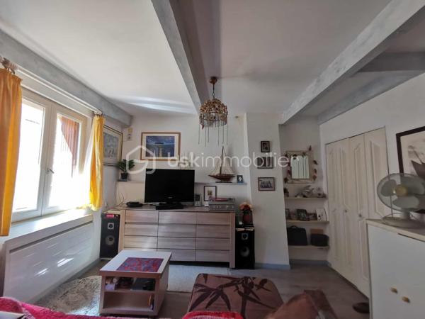 En exclusivité, découvrez cette maison de village d’environ 150m² habitables, bénéficiant d’un accès véhicule et d’une vue exceptionnelle sur la vallée.
Édifiée sur plusieurs niveaux, elle se compose de trois appartements distincts, offrant de nombreuses possibilités : investissement locatif, résidence principale avec revenus complémentaires ou projet familial. Vous découvrirez :
Au rez-de-chaussée : un appartement comprenant une cuisine, une chambre, une salle d’eau et un WC séparé.
Au premier étage : un vaste logement avec une grande pièce de vie lumineuse comprenant salon, séjour et cuisine, ainsi que deux chambres, une salle d’eau et un WC séparé.
Deuxième étage : un appartement composé d’un salon/séjour, d’une cuisine, de deux chambres, d’un bureau, d’une salle de bain, ainsi que d’une véranda avec coin cuisine ouvrant sur une terrasse offrant une vue imprenable sur la vallée de THOARD.
De nombreuses annexes complètent ce bien : local vélo, ateliers, buanderie et cave.
Le bien est équipé de double vitrage déjà installé.
Une opportunité rare, offrant un fort potentiel et plusieurs configurations possibles selon votre projet.
 Revenus locatifs estimés : environ 1 520 € par mois, selon l’exploitation envisagée.