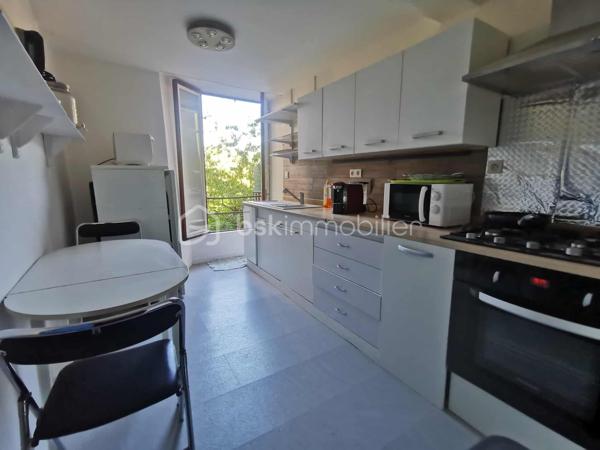 En exclusivité, découvrez cette maison de village d’environ 150m² habitables, bénéficiant d’un accès véhicule et d’une vue exceptionnelle sur la vallée.
Édifiée sur plusieurs niveaux, elle se compose de trois appartements distincts, offrant de nombreuses possibilités : investissement locatif, résidence principale avec revenus complémentaires ou projet familial. Vous découvrirez :
Au rez-de-chaussée : un appartement comprenant une cuisine, une chambre, une salle d’eau et un WC séparé.
Au premier étage : un vaste logement avec une grande pièce de vie lumineuse comprenant salon, séjour et cuisine, ainsi que deux chambres, une salle d’eau et un WC séparé.
Deuxième étage : un appartement composé d’un salon/séjour, d’une cuisine, de deux chambres, d’un bureau, d’une salle de bain, ainsi que d’une véranda avec coin cuisine ouvrant sur une terrasse offrant une vue imprenable sur la vallée de THOARD.
De nombreuses annexes complètent ce bien : local vélo, ateliers, buanderie et cave.
Le bien est équipé de double vitrage déjà installé.
Une opportunité rare, offrant un fort potentiel et plusieurs configurations possibles selon votre projet.
 Revenus locatifs estimés : environ 1 520 € par mois, selon l’exploitation envisagée.