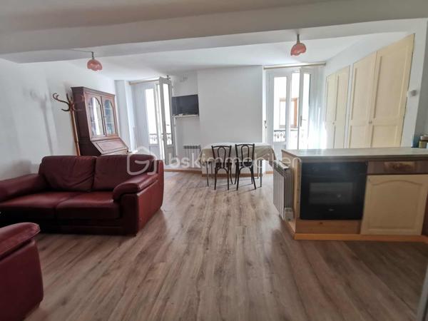 En exclusivité, découvrez cette maison de village d’environ 150m² habitables, bénéficiant d’un accès véhicule et d’une vue exceptionnelle sur la vallée.
Édifiée sur plusieurs niveaux, elle se compose de trois appartements distincts, offrant de nombreuses possibilités : investissement locatif, résidence principale avec revenus complémentaires ou projet familial. Vous découvrirez :
Au rez-de-chaussée : un appartement comprenant une cuisine, une chambre, une salle d’eau et un WC séparé.
Au premier étage : un vaste logement avec une grande pièce de vie lumineuse comprenant salon, séjour et cuisine, ainsi que deux chambres, une salle d’eau et un WC séparé.
Deuxième étage : un appartement composé d’un salon/séjour, d’une cuisine, de deux chambres, d’un bureau, d’une salle de bain, ainsi que d’une véranda avec coin cuisine ouvrant sur une terrasse offrant une vue imprenable sur la vallée de THOARD.
De nombreuses annexes complètent ce bien : local vélo, ateliers, buanderie et cave.
Le bien est équipé de double vitrage déjà installé.
Une opportunité rare, offrant un fort potentiel et plusieurs configurations possibles selon votre projet.
 Revenus locatifs estimés : environ 1 520 € par mois, selon l’exploitation envisagée.
