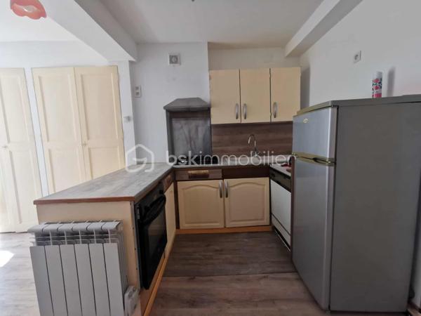 En exclusivité, découvrez cette maison de village d’environ 150m² habitables, bénéficiant d’un accès véhicule et d’une vue exceptionnelle sur la vallée.
Édifiée sur plusieurs niveaux, elle se compose de trois appartements distincts, offrant de nombreuses possibilités : investissement locatif, résidence principale avec revenus complémentaires ou projet familial. Vous découvrirez :
Au rez-de-chaussée : un appartement comprenant une cuisine, une chambre, une salle d’eau et un WC séparé.
Au premier étage : un vaste logement avec une grande pièce de vie lumineuse comprenant salon, séjour et cuisine, ainsi que deux chambres, une salle d’eau et un WC séparé.
Deuxième étage : un appartement composé d’un salon/séjour, d’une cuisine, de deux chambres, d’un bureau, d’une salle de bain, ainsi que d’une véranda avec coin cuisine ouvrant sur une terrasse offrant une vue imprenable sur la vallée de THOARD.
De nombreuses annexes complètent ce bien : local vélo, ateliers, buanderie et cave.
Le bien est équipé de double vitrage déjà installé.
Une opportunité rare, offrant un fort potentiel et plusieurs configurations possibles selon votre projet.
 Revenus locatifs estimés : environ 1 520 € par mois, selon l’exploitation envisagée.