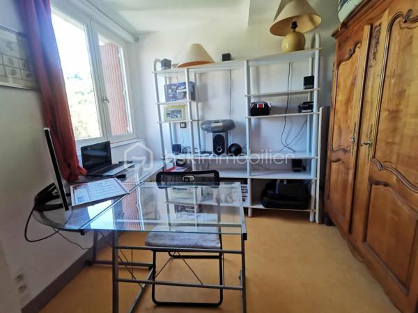 En exclusivité, découvrez cette maison de village d’environ 150m² habitables, bénéficiant d’un accès véhicule et d’une vue exceptionnelle sur la vallée.
Édifiée sur plusieurs niveaux, elle se compose de trois appartements distincts, offrant de nombreuses possibilités : investissement locatif, résidence principale avec revenus complémentaires ou projet familial. Vous découvrirez :
Au rez-de-chaussée : un appartement comprenant une cuisine, une chambre, une salle d’eau et un WC séparé.
Au premier étage : un vaste logement avec une grande pièce de vie lumineuse comprenant salon, séjour et cuisine, ainsi que deux chambres, une salle d’eau et un WC séparé.
Deuxième étage : un appartement composé d’un salon/séjour, d’une cuisine, de deux chambres, d’un bureau, d’une salle de bain, ainsi que d’une véranda avec coin cuisine ouvrant sur une terrasse offrant une vue imprenable sur la vallée de THOARD.
De nombreuses annexes complètent ce bien : local vélo, ateliers, buanderie et cave.
Le bien est équipé de double vitrage déjà installé.
Une opportunité rare, offrant un fort potentiel et plusieurs configurations possibles selon votre projet.
 Revenus locatifs estimés : environ 1 520 € par mois, selon l’exploitation envisagée.