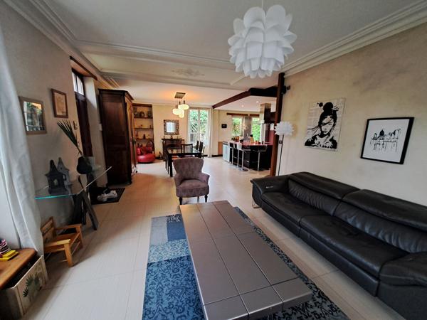 TRES BELLE MAISON FAMILIALE A DEUX PAS DU CENTRE DE LA FLECHE