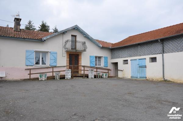 AURIGNAC à 10kms, ancienne ferme à rénover nombreuses dépendances sur près de 3 hectares : 230.000 €