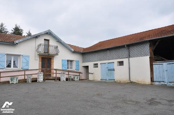 AURIGNAC à 10kms, ancienne ferme à rénover nombreuses dépendances sur près de 3 hectares : 230.000 €