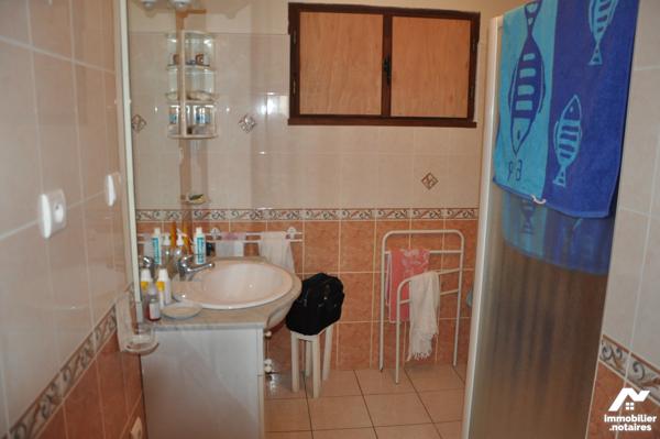 AURIGNAC à 10kms, ancienne ferme à rénover nombreuses dépendances sur près de 3 hectares : 230.000 €