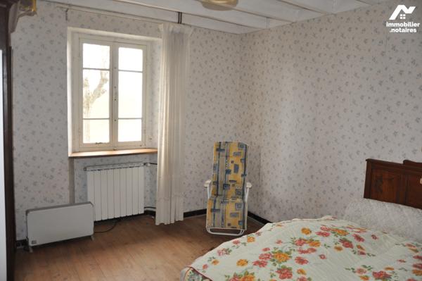 AURIGNAC à 10kms, ancienne ferme à rénover nombreuses dépendances sur près de 3 hectares : 230.000 €