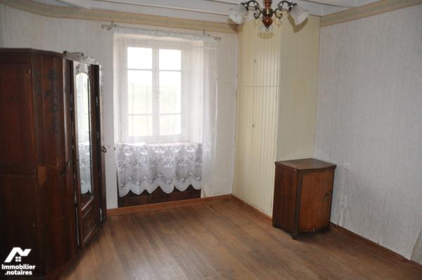 AURIGNAC à 10kms, ancienne ferme à rénover nombreuses dépendances sur près de 3 hectares : 230.000 €