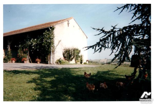 AURIGNAC à 10kms, ancienne ferme à rénover nombreuses dépendances sur près de 3 hectares : 230.000 €