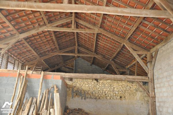 AURIGNAC à 10kms, ancienne ferme à rénover nombreuses dépendances sur près de 3 hectares : 230.000 €