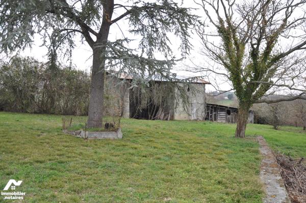 AURIGNAC à 10kms, ancienne ferme à rénover nombreuses dépendances sur près de 3 hectares : 230.000 €