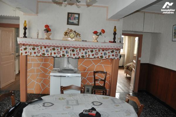 AURIGNAC à 10kms, ancienne ferme à rénover nombreuses dépendances sur près de 3 hectares : 230.000 €