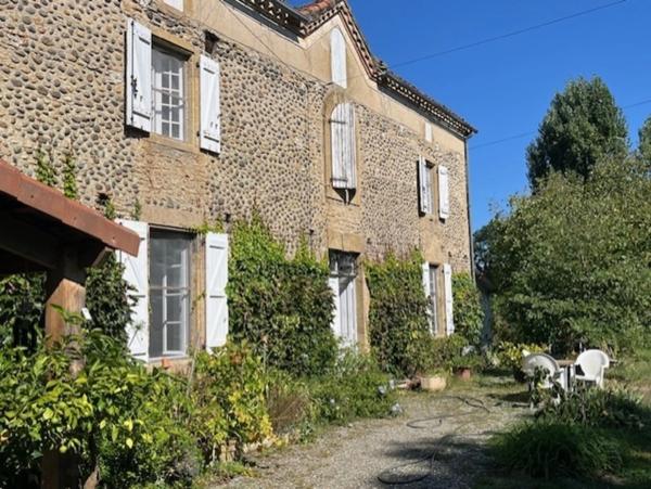 Proche PLAISANCE DU GERS (32), BELLE MAISON XIX, 200m2 dont 140 habitables, sur jardin clos de murs et de haies de 1600m2