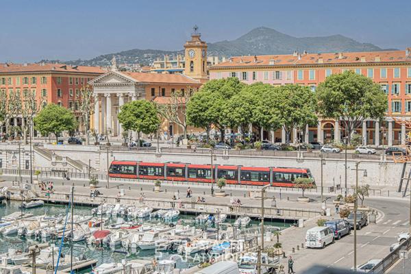 L’Horizon Souverain : Loft entre Ciel et Histoire au Port de Nice