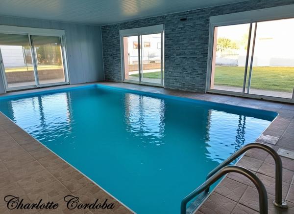 BAISSE DE PRIX : Grande maison familiale contemporaine 4 chambres avec piscine intérieure