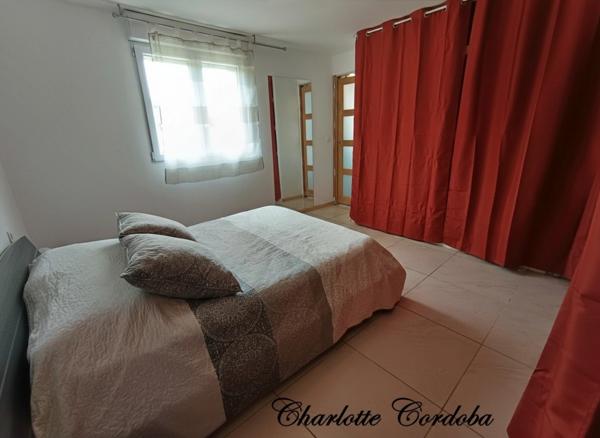 BAISSE DE PRIX : Grande maison familiale contemporaine 4 chambres avec piscine intérieure