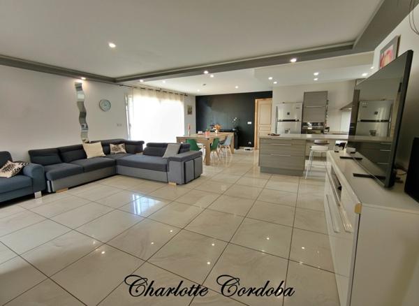 BAISSE DE PRIX : Grande maison familiale contemporaine 4 chambres avec piscine intérieure