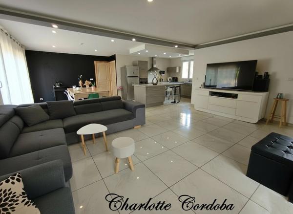 BAISSE DE PRIX : Grande maison familiale contemporaine 4 chambres avec piscine intérieure