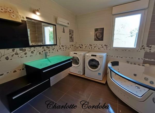 BAISSE DE PRIX : Grande maison familiale contemporaine 4 chambres avec piscine intérieure
