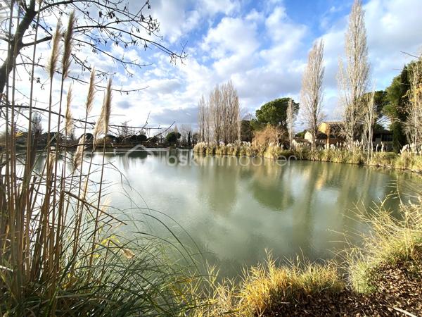 - Acheter des vacances... et les rentabiliser... ou installez vous, et profitez.

À Arles, au cœur de la Camargue, découvrez ce T2 avec terrasse dans une résidence de loisirs offrant piscine, tennis, centre équestre et restaurants.

Un pied-à-terre pour vos week-ends, une excellente rentabilité en location saisonnière le reste de l'année.

Charges tout compris, faible taxe foncière, aucun compromis entre plaisir et investissement.

Une seule question : serez-vous celui qui profitera du prochain été... ou celui qui regrettera de ne pas avoir appelé ?