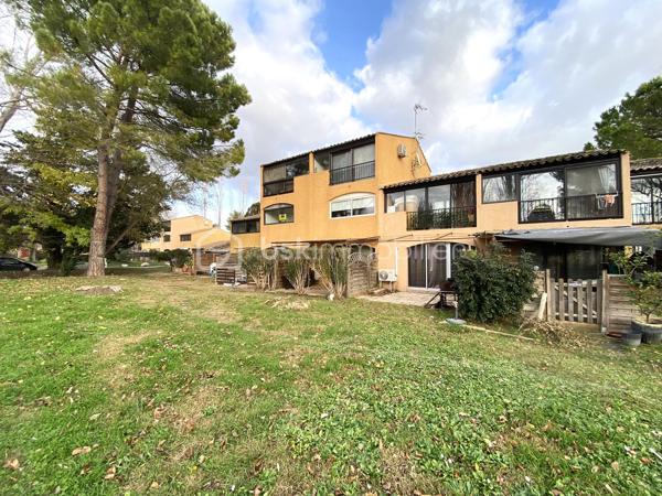 - Acheter des vacances... et les rentabiliser... ou installez vous, et profitez.

À Arles, au cœur de la Camargue, découvrez ce T2 avec terrasse dans une résidence de loisirs offrant piscine, tennis, centre équestre et restaurants.

Un pied-à-terre pour vos week-ends, une excellente rentabilité en location saisonnière le reste de l'année.

Charges tout compris, faible taxe foncière, aucun compromis entre plaisir et investissement.

Une seule question : serez-vous celui qui profitera du prochain été... ou celui qui regrettera de ne pas avoir appelé ?