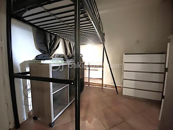 - Acheter des vacances... et les rentabiliser... ou installez vous, et profitez.

À Arles, au cœur de la Camargue, découvrez ce T2 avec terrasse dans une résidence de loisirs offrant piscine, tennis, centre équestre et restaurants.

Un pied-à-terre pour vos week-ends, une excellente rentabilité en location saisonnière le reste de l'année.

Charges tout compris, faible taxe foncière, aucun compromis entre plaisir et investissement.

Une seule question : serez-vous celui qui profitera du prochain été... ou celui qui regrettera de ne pas avoir appelé ?